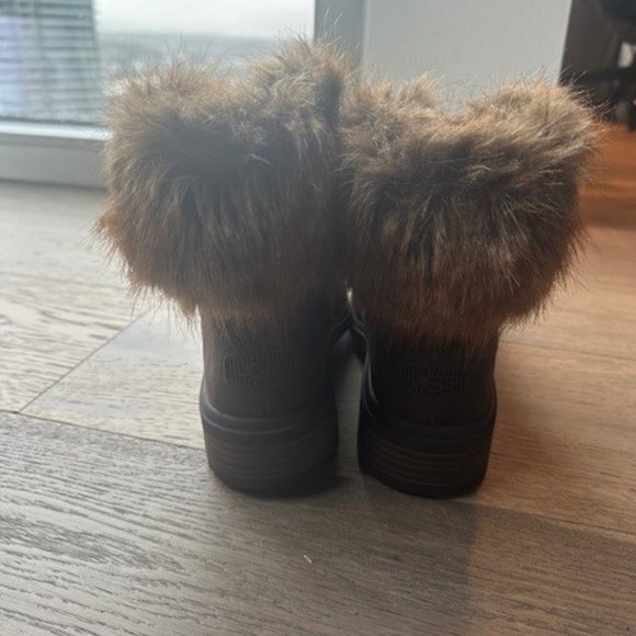 COPY - UGG Faux Fur Snow Boots - Worn Once - Size 9 - Picture 4 of 6
